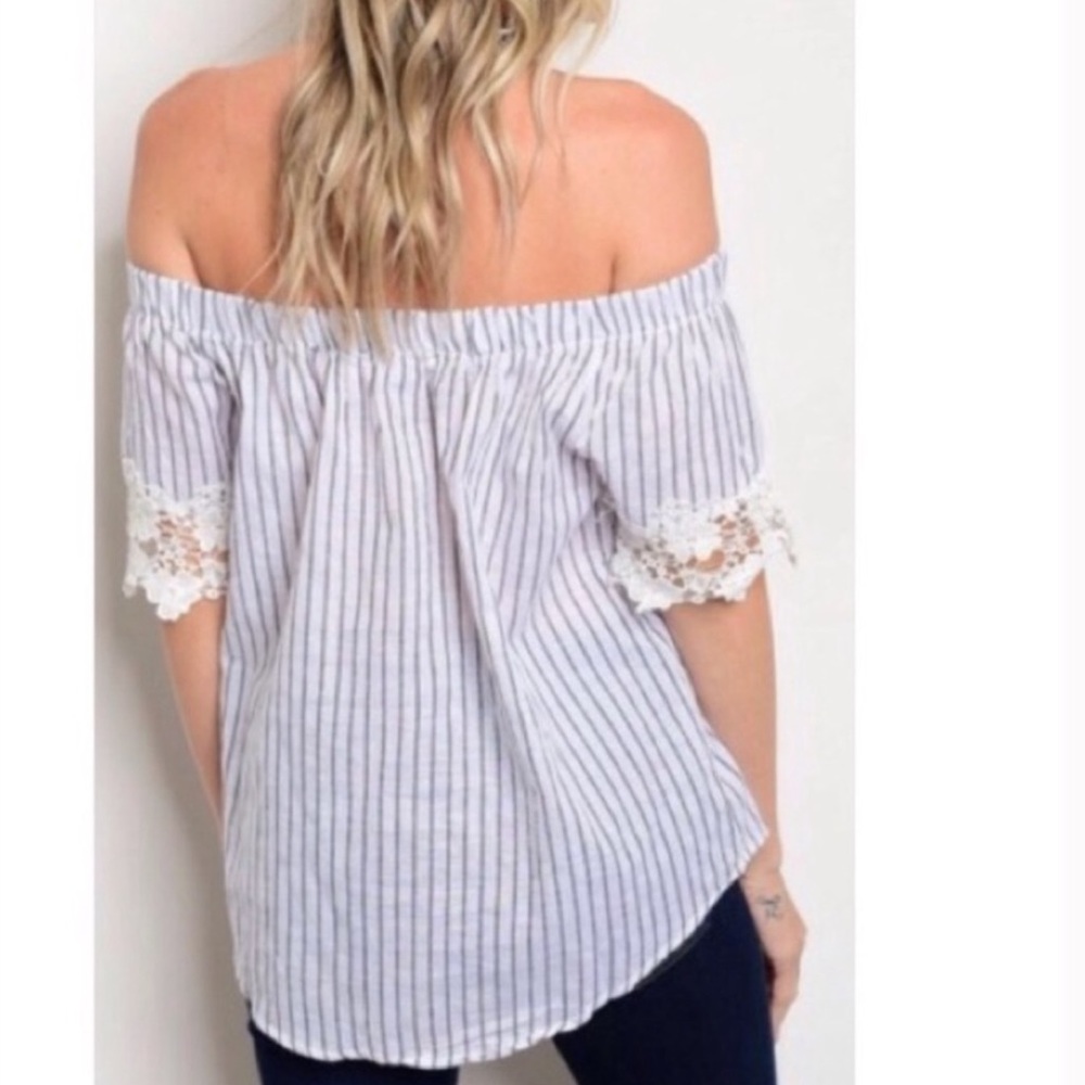 ‼️5/$20 TOP SALE‼️ NWT On/Off Shoulder Striped Top - Picture 2 of 3